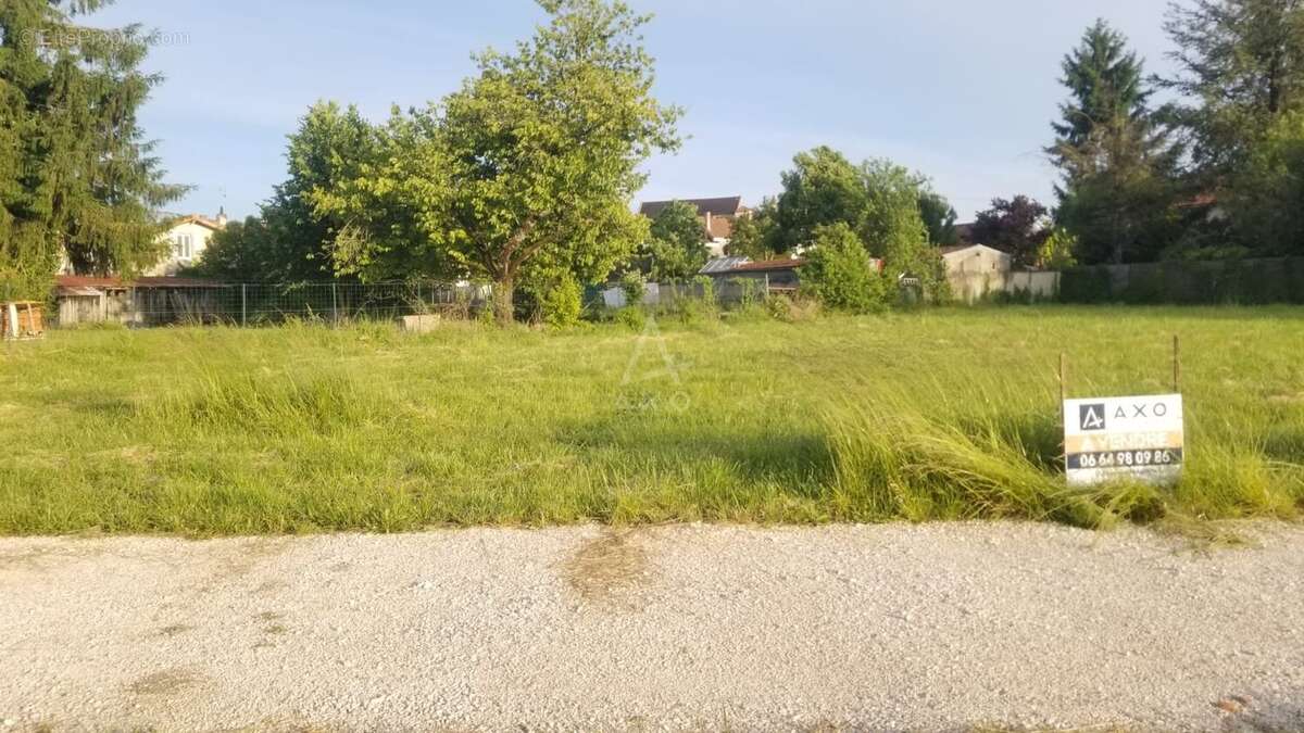 Terrain à BARBEZIEUX-SAINT-HILAIRE