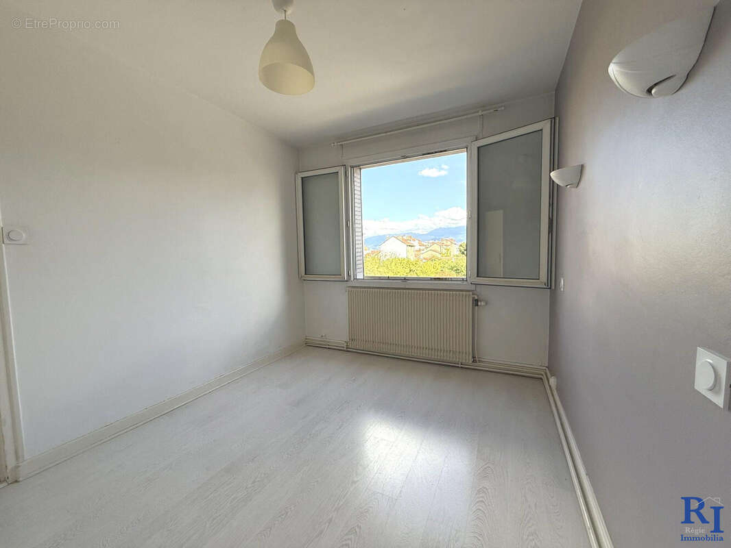 Chambre Est - Appartement à GRENOBLE