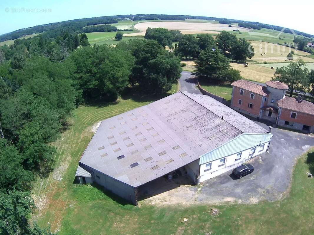Maison à rénover + 2 hangars +  locatif + terrain constructible - photo 4