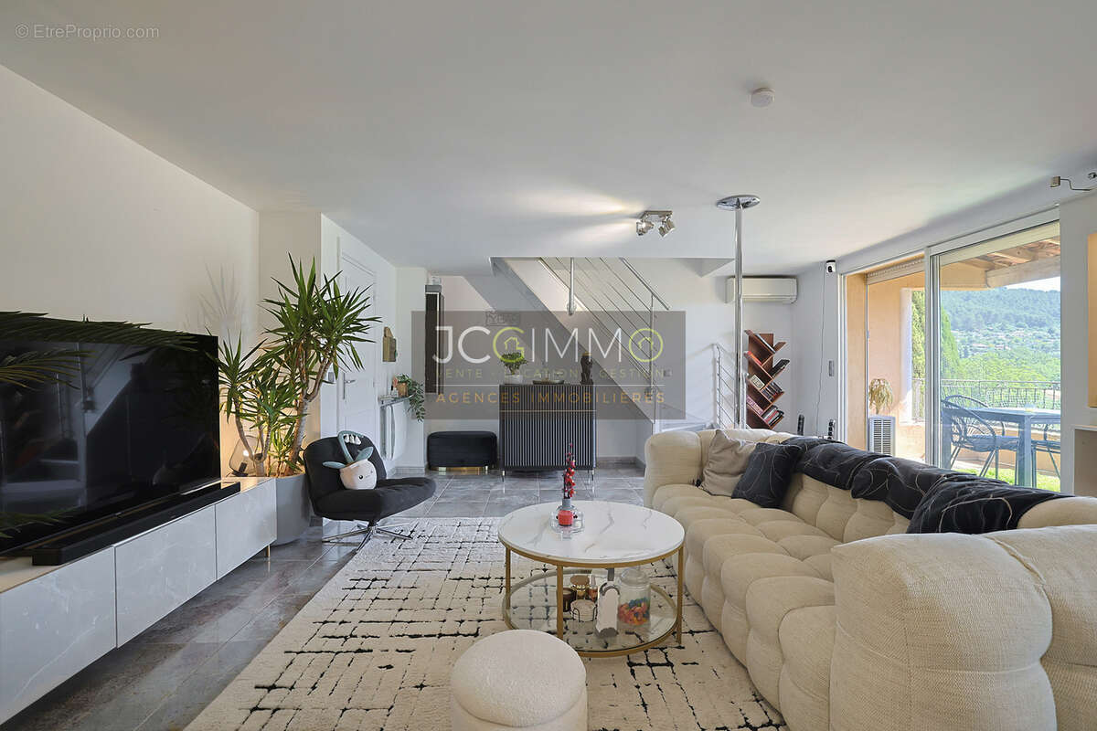 Appartement à SOLLIES-TOUCAS