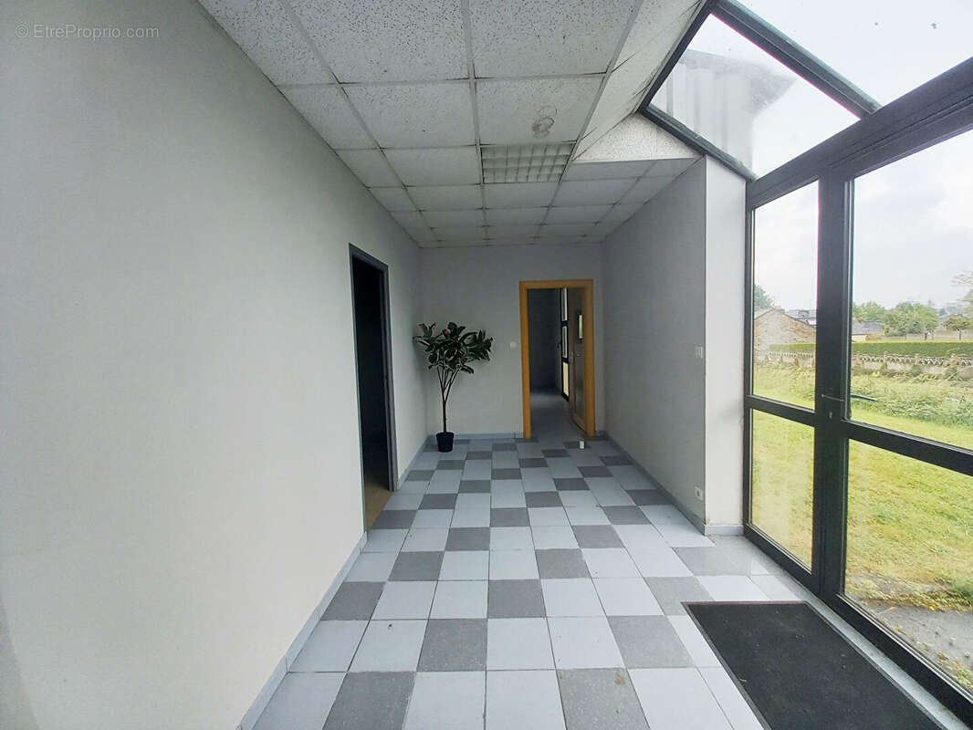 Commerce à MONTOURS