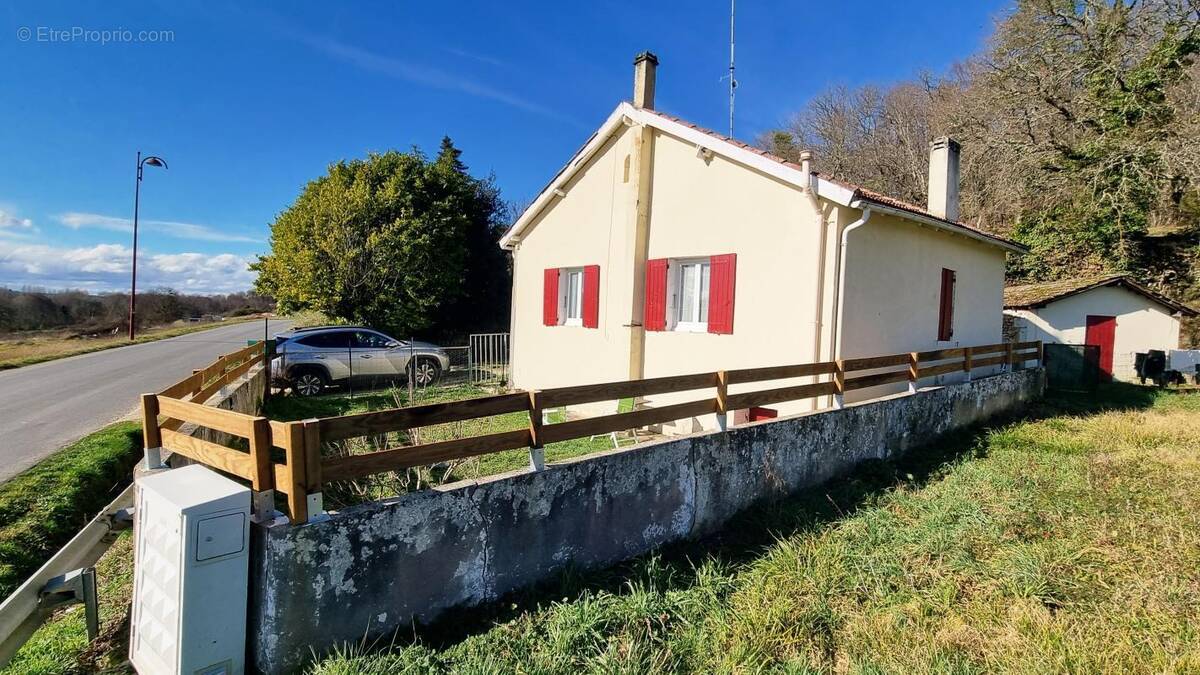 Maison à DOUVILLE