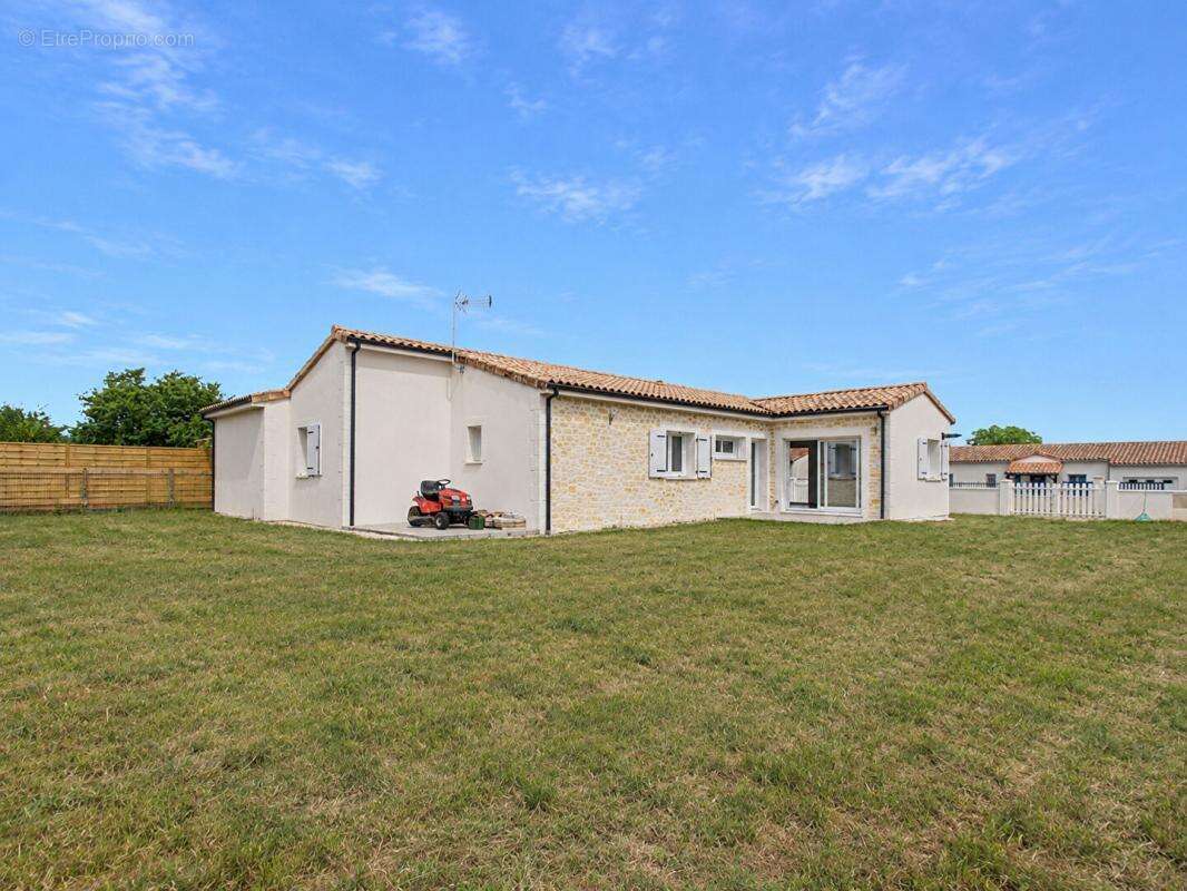 Maison neuve plain pied de 113 m2 à St Sauvant , 3 chambres , terrain de 741 m2 , garage - photo 13