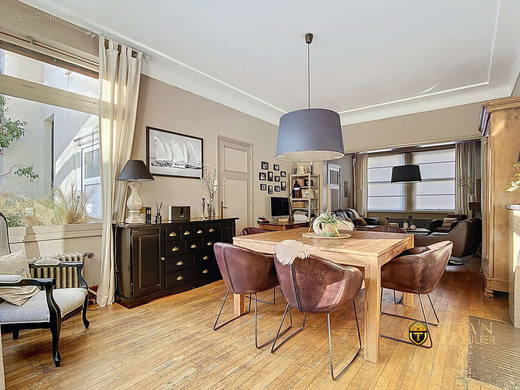 Maison de caractère de plus de 543 m² avec local commercial, garage et grand jardin  Secteur Coudekerque-Branche. Titan immobilier - Maison à COUDEKERQUE-BRANCHE