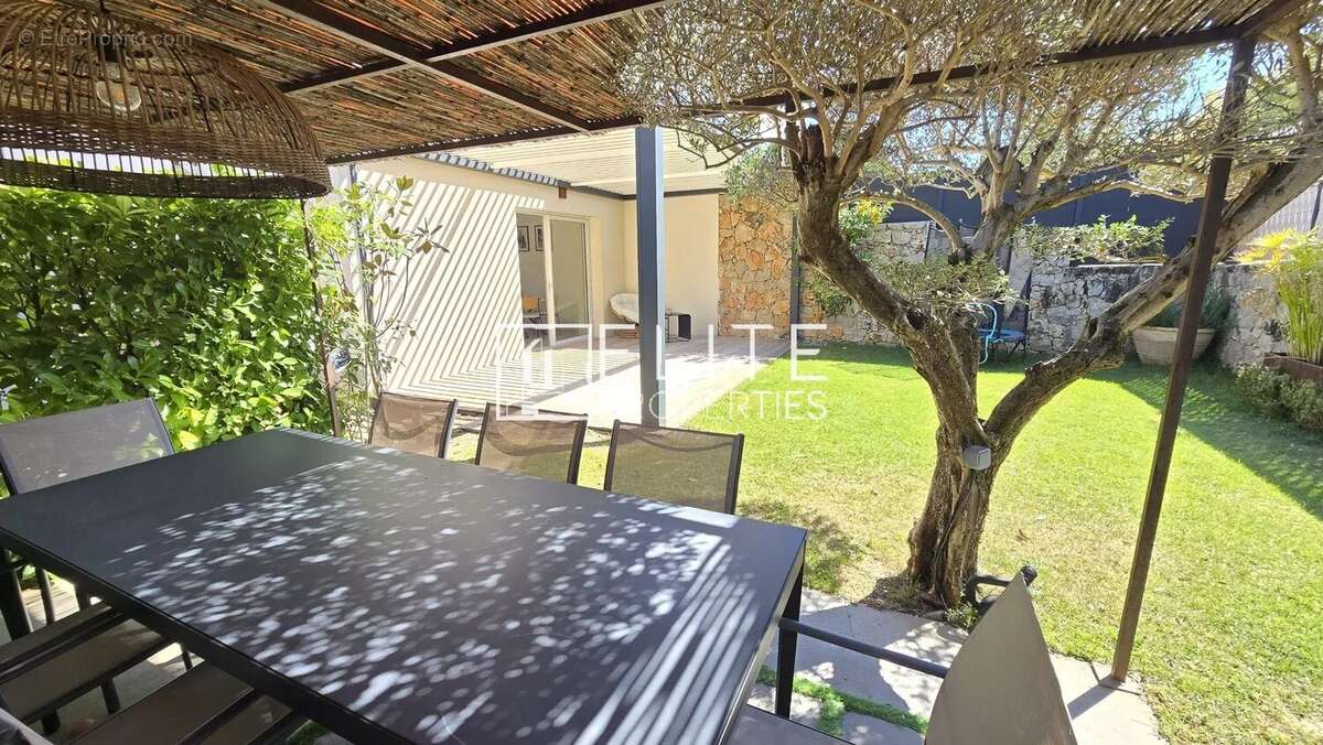 Maison à LA ROQUETTE-SUR-SIAGNE