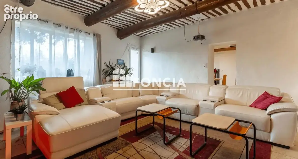DERNIÈRE BAISSE DE PRIX ! Grande propriété provençale repartie en 3 parties, piscine, terrain de 2300m2 et source de revenus - photo 2