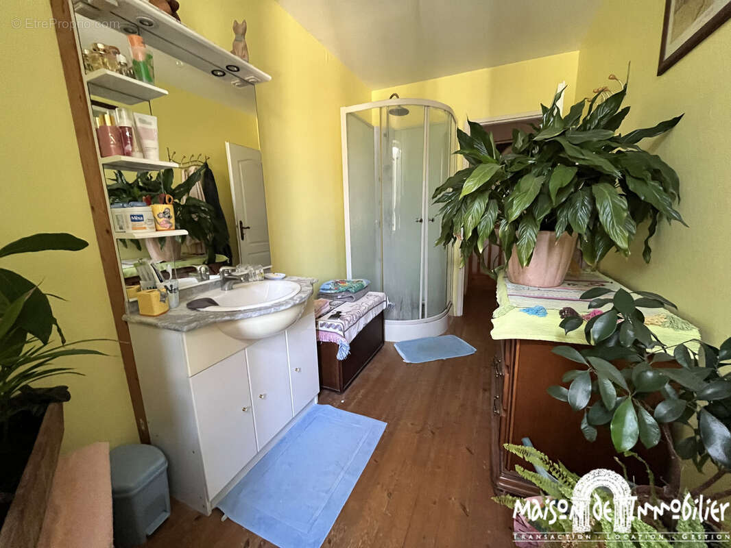 À Vendre à LOUZAC SAINT ANDRÉ - Spacieuse maison Charentaise - 210m2 - 6 pièces - photo 14