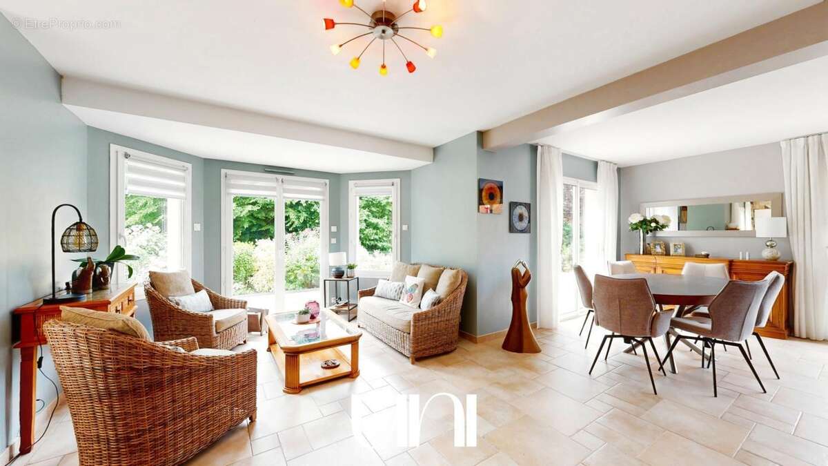 Maison à CORMELLES-LE-ROYAL