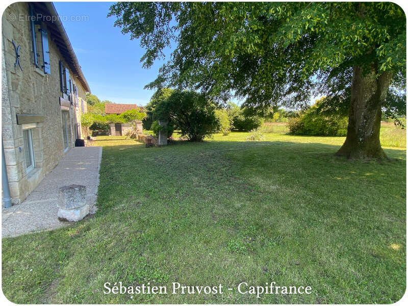 Maison à CHAMPAGNAC-DE-BELAIR
