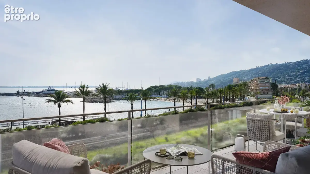 Golfe-Juan  Grand 4P - Vue Mer -  terrasse 75m2  -  Résidence en front de mer - photo 2
