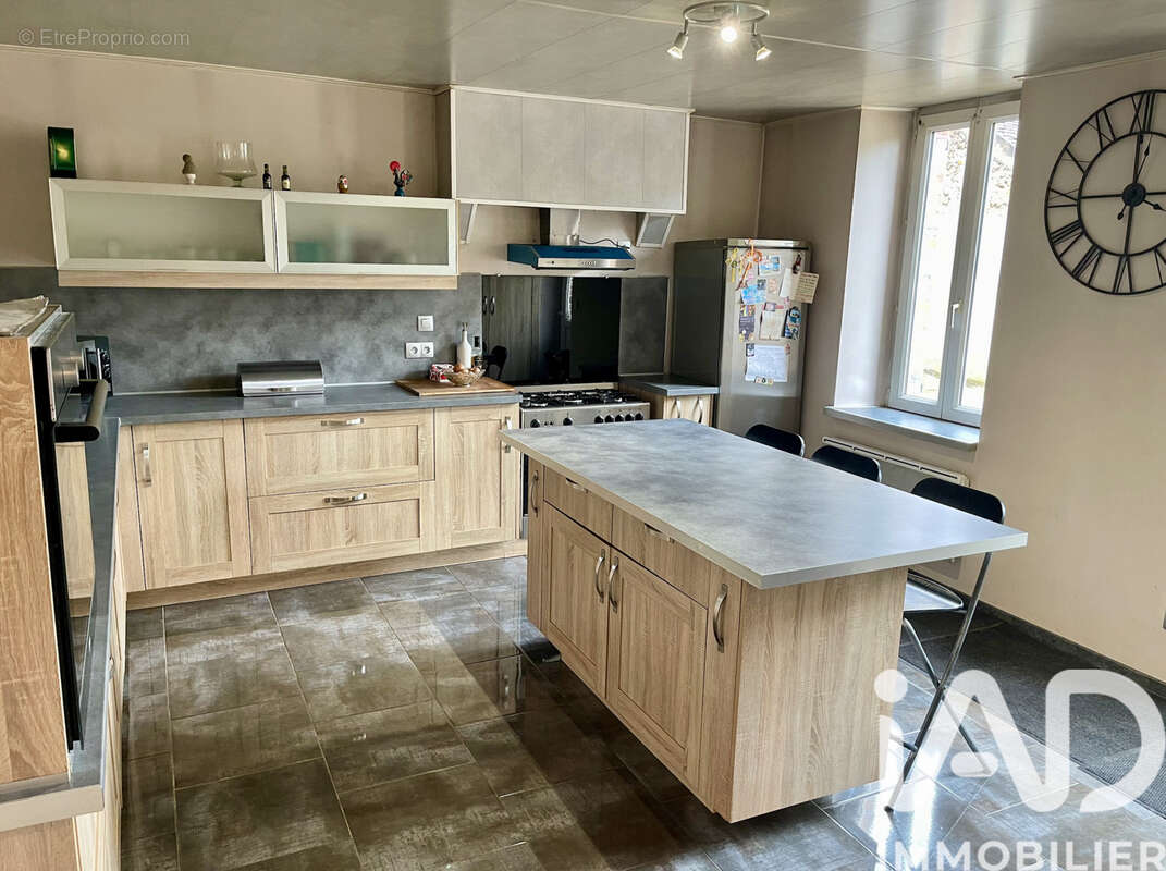 Maison 207 m² à Les Bordes  - photo 3