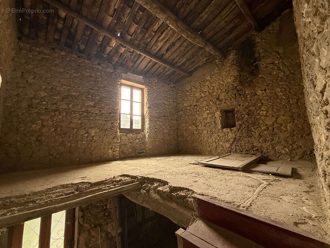 Maison à LA ROQUE-D&#039;ANTHERON