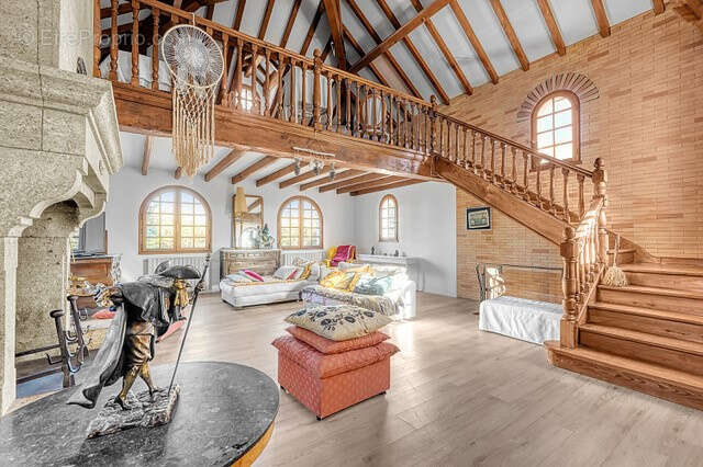 Maison T5 de 292 m2 avec piscine et terrain de 2000 m2 - photo 5