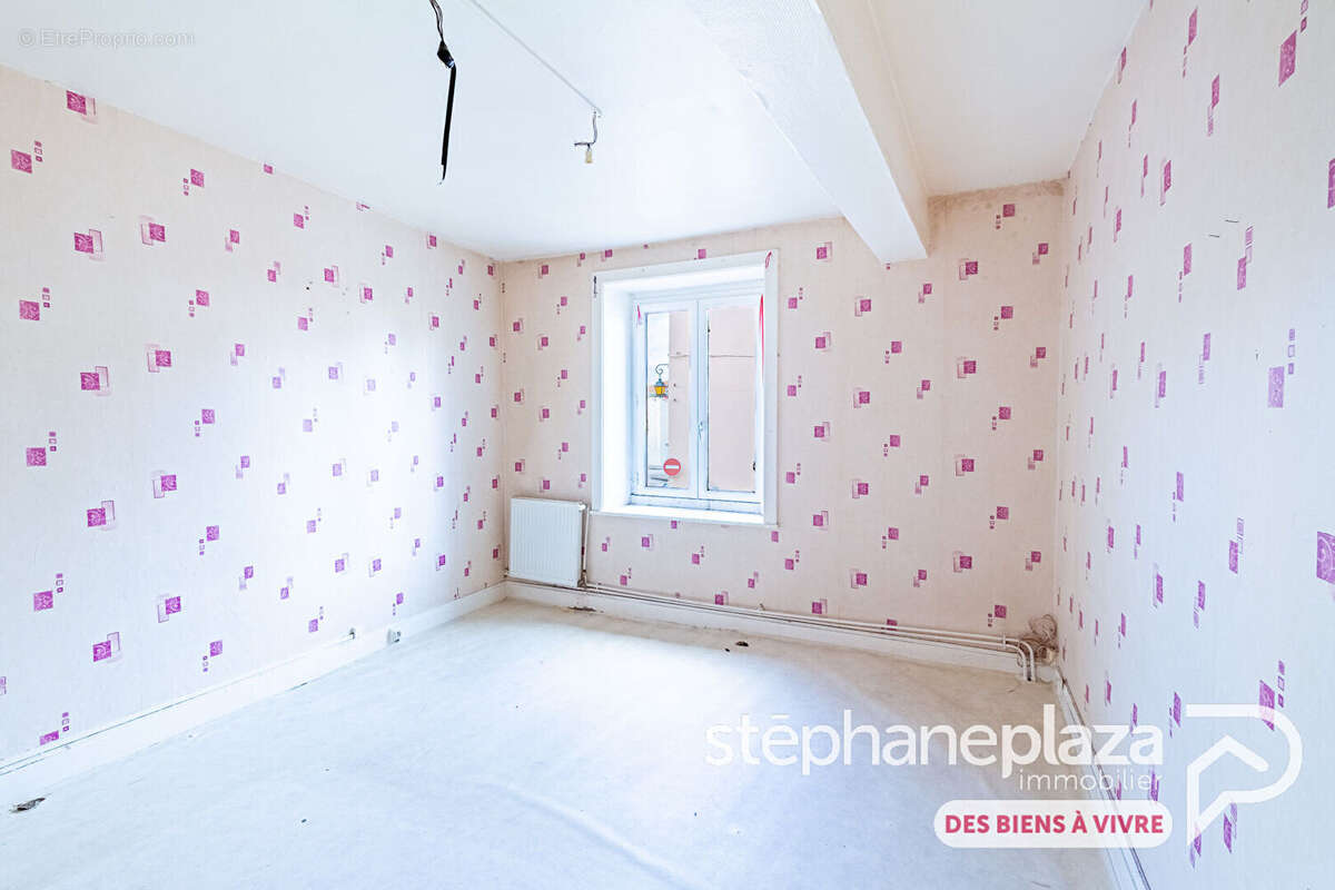 Appartement à rénover ou à diviser de 159m² de surface utile à VILLARS-LES-DOMBES - Possibilité de créer deux T3 de 77m² ! - photo 9