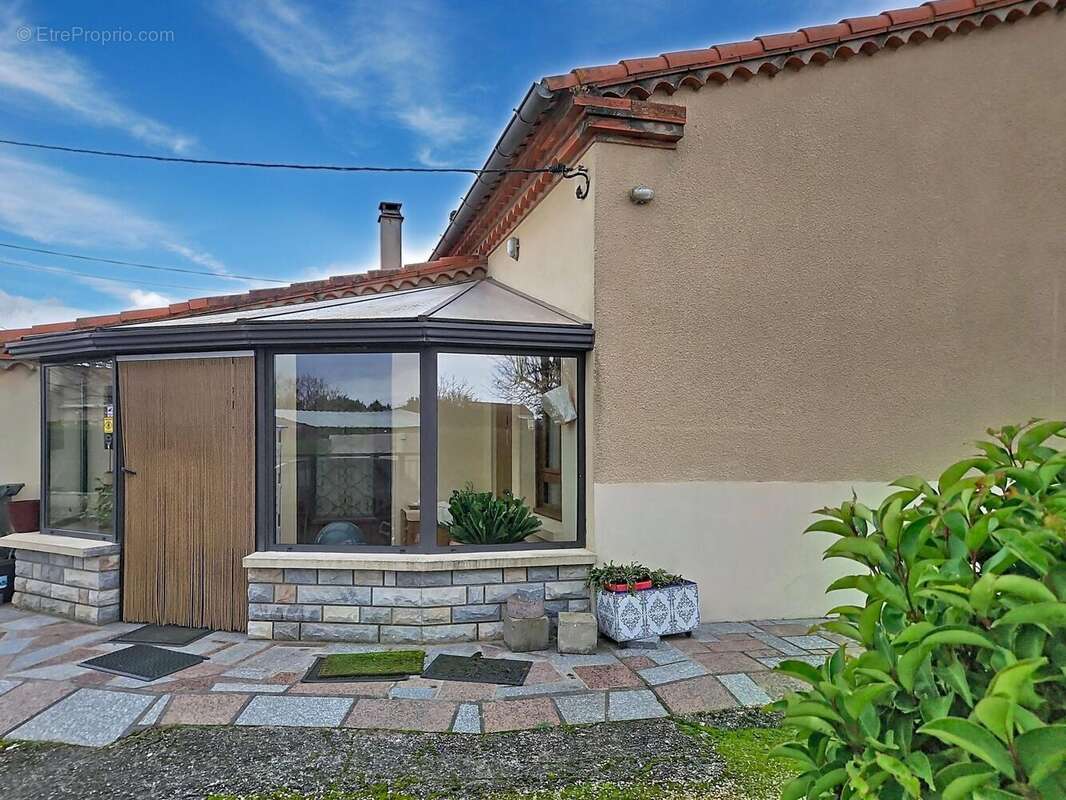 Maison 136 m² à Villeneuve-La-Comptal  - photo 2