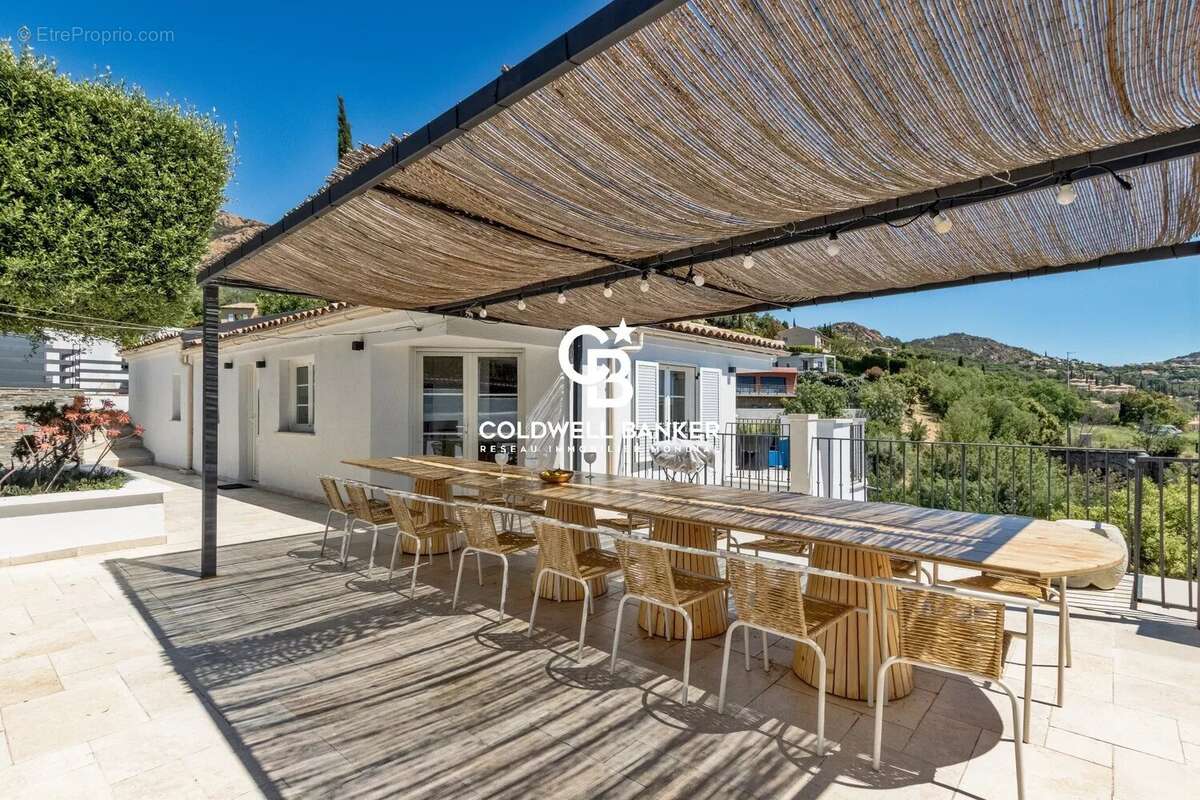 Située dans un domaine privé et sécurisé d’Agay à Saint-Raphaël, opportunité d’investissement rare sur la Côte d’Azur, alliant e - photo 14