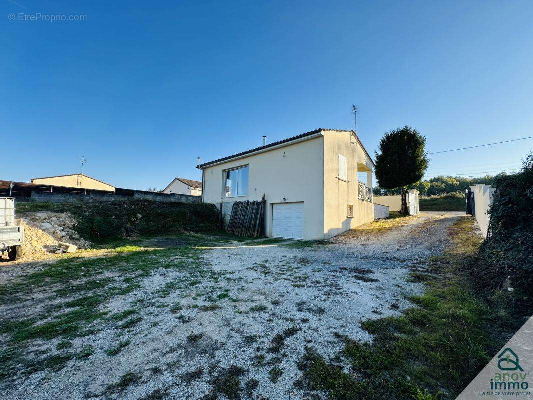 Maison à ROULLET-SAINT-ESTEPHE