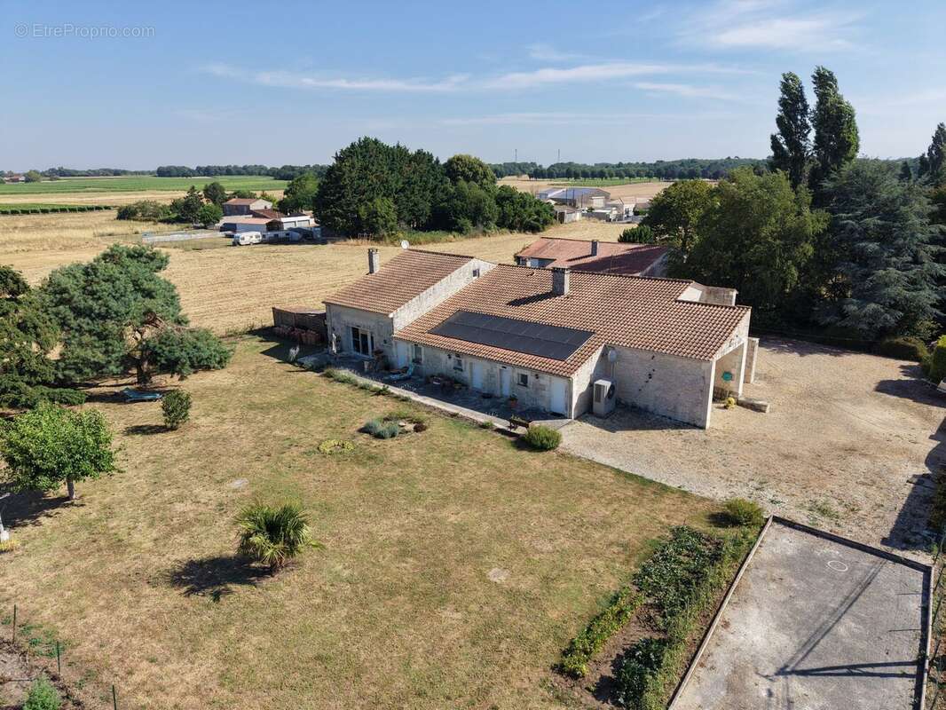 Maison 275 m² à Cozes  - photo 2