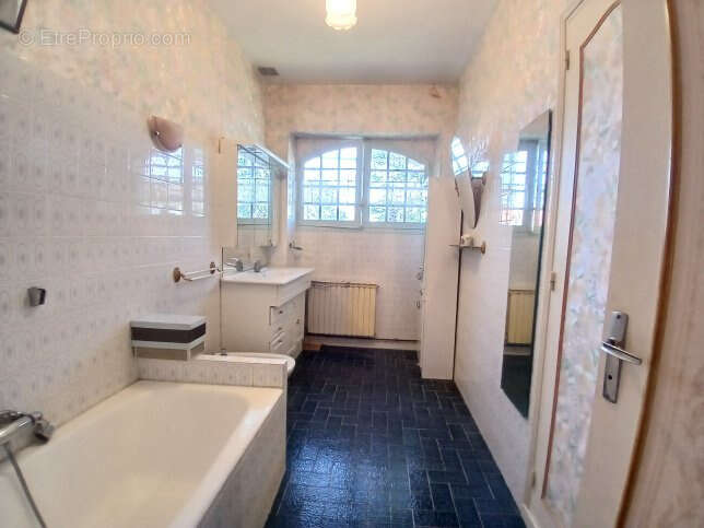 Maison en pierre plein pied, proche des commodités et de la - photo 12