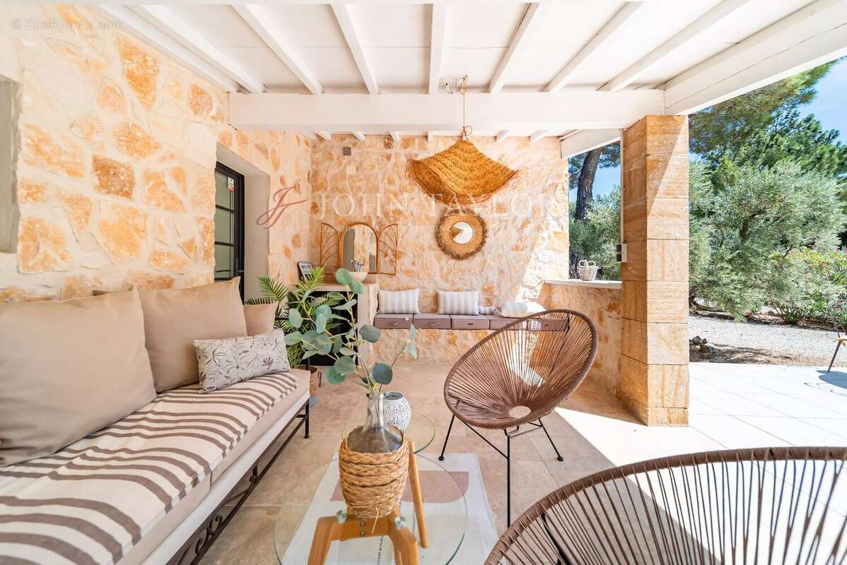 À vendre – Villa de plain-pied avec dépendances et piscine – Mouriès, à proximité de Maussane-les-Alpilles - photo 18