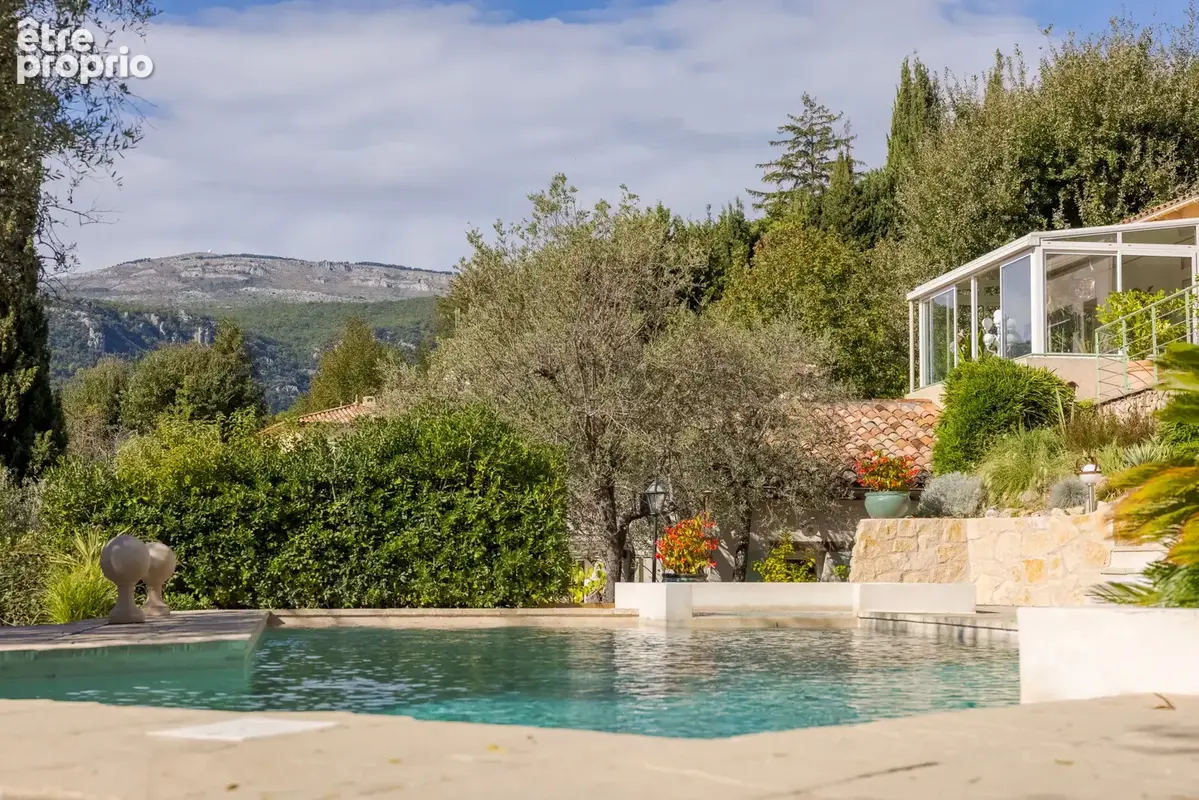 Tourrettes sur Loup : belle propriété de 220 m2 composée de deux habitations, environnement calme et nature. - photo 21