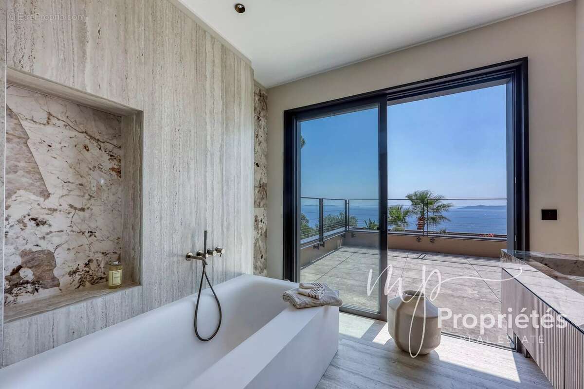 Rayol-Canadel-sur-Mer – Villa contemporaine d’exception vendue entièrement meublée –  six suites raffinées. Vue panoramique sur  - photo 49