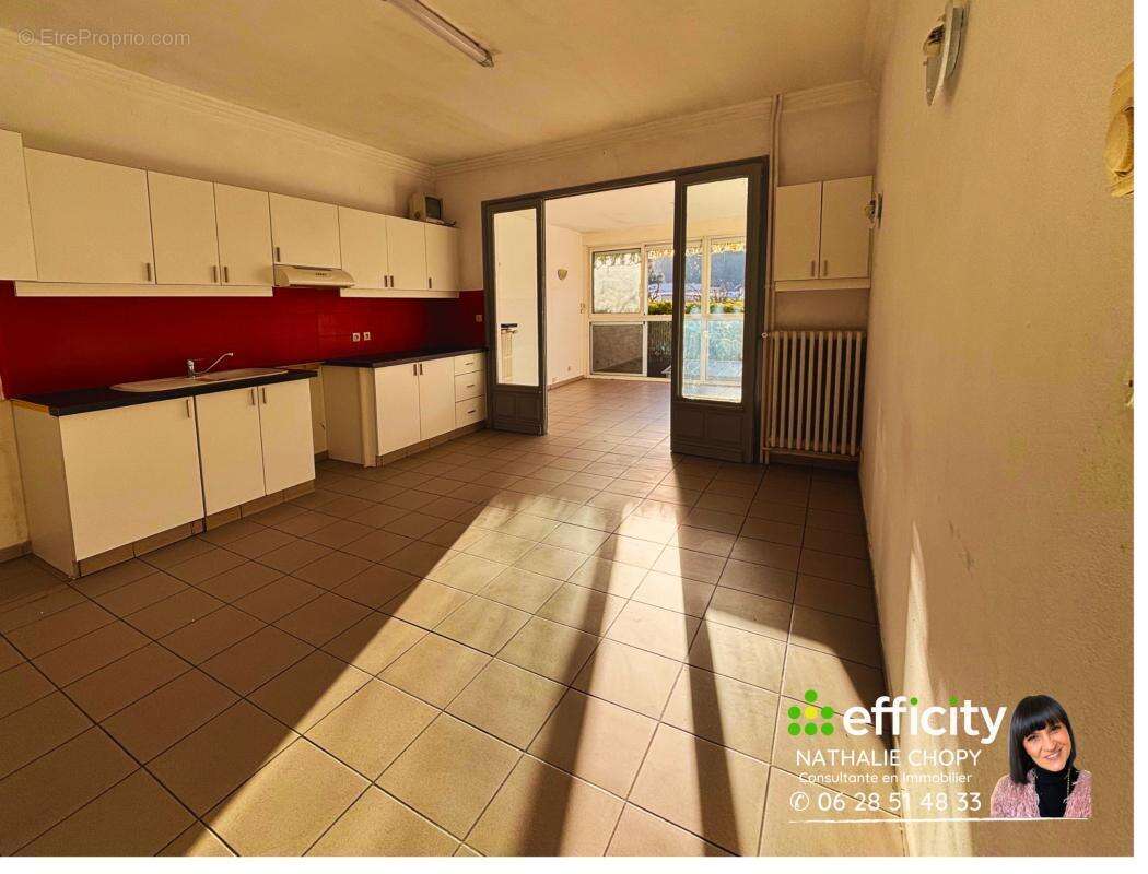 Appartement 215 m² à Unieux  - photo 2