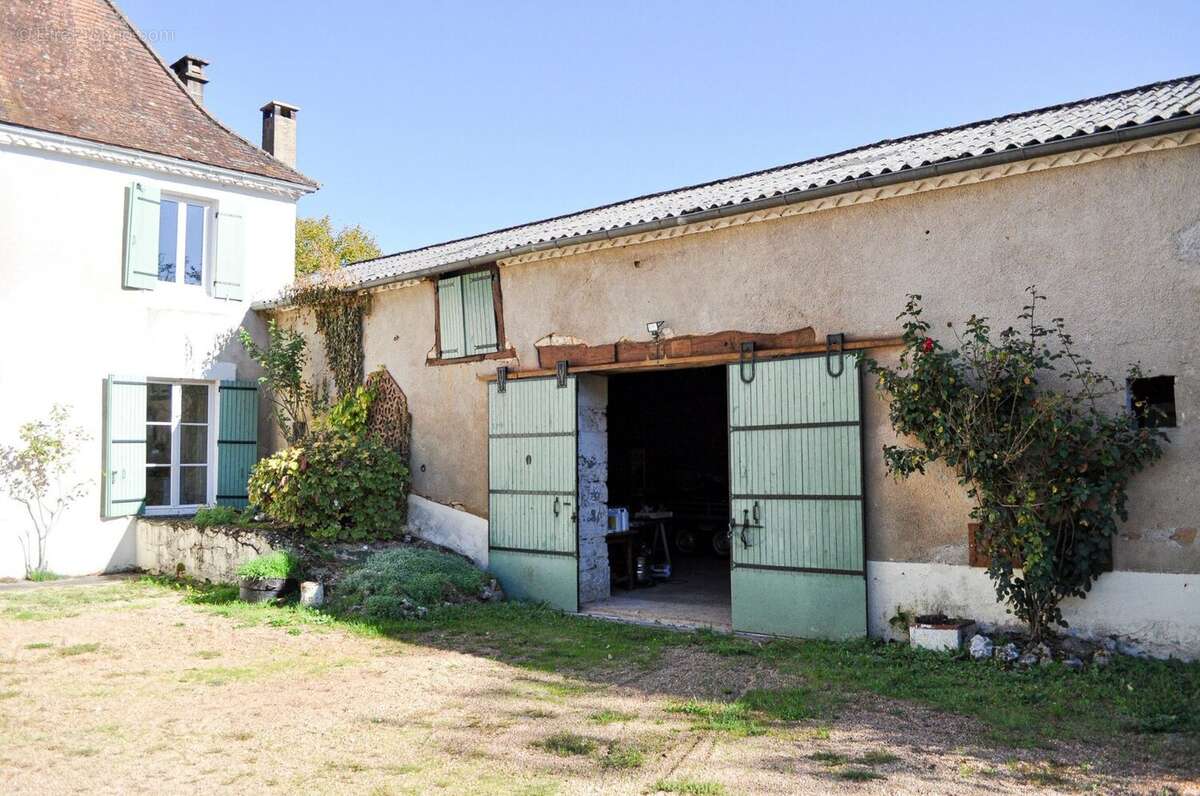 Maison en pierre - 247 m² - 8 chambres - Terrain 2 130 m² - Savignac-les-Églises - photo 3