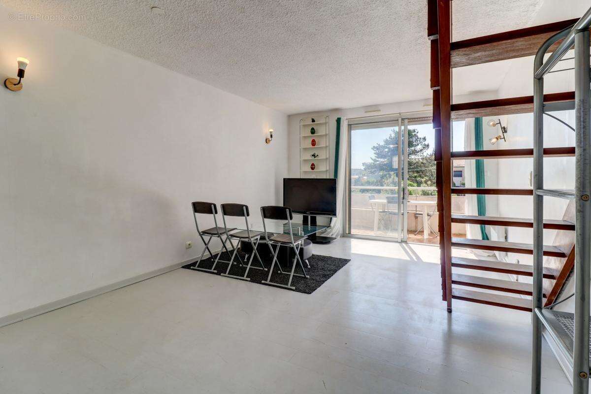 Appartement à SAINT-LAURENT-DU-VAR
