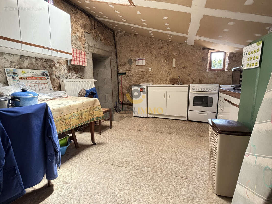 Maison 80 m² à La Chapelle-Thireuil  - photo 5