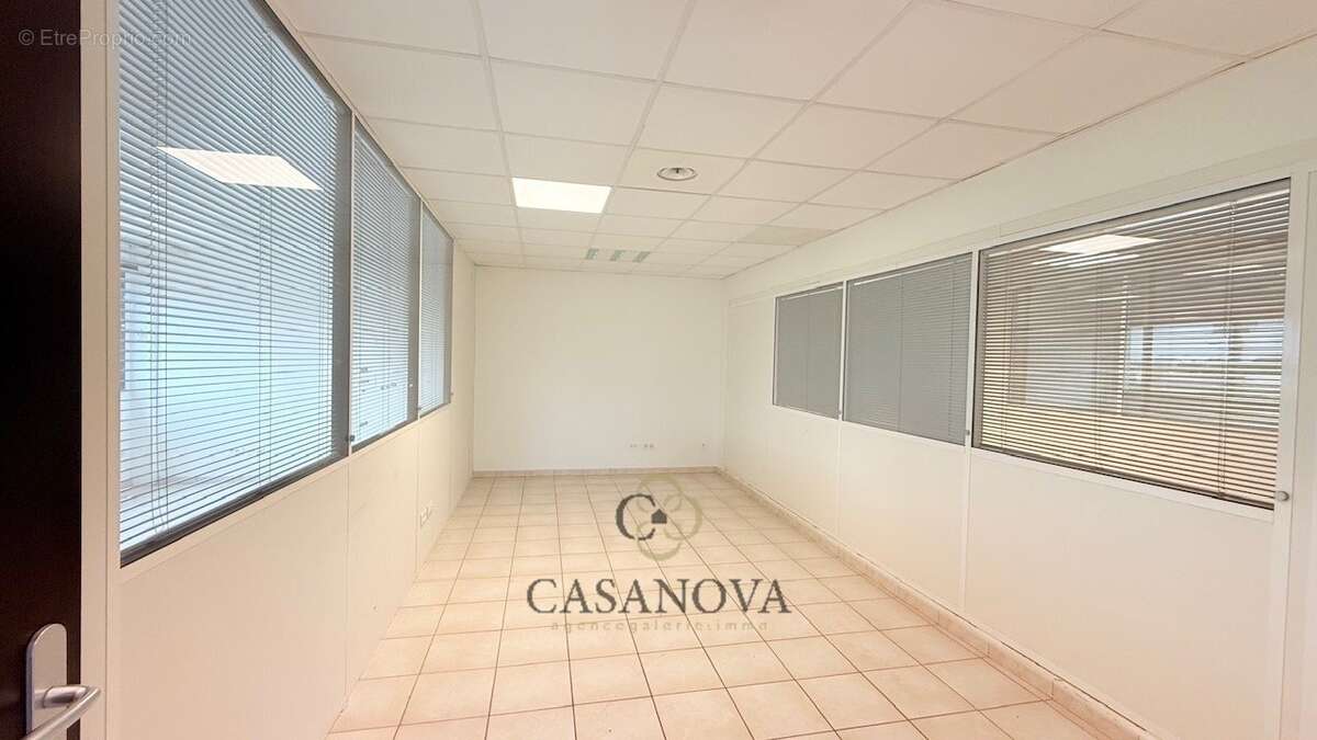 Immeuble de 800 m² avec potentiel de transformation en habitation à Lattes - photo 5