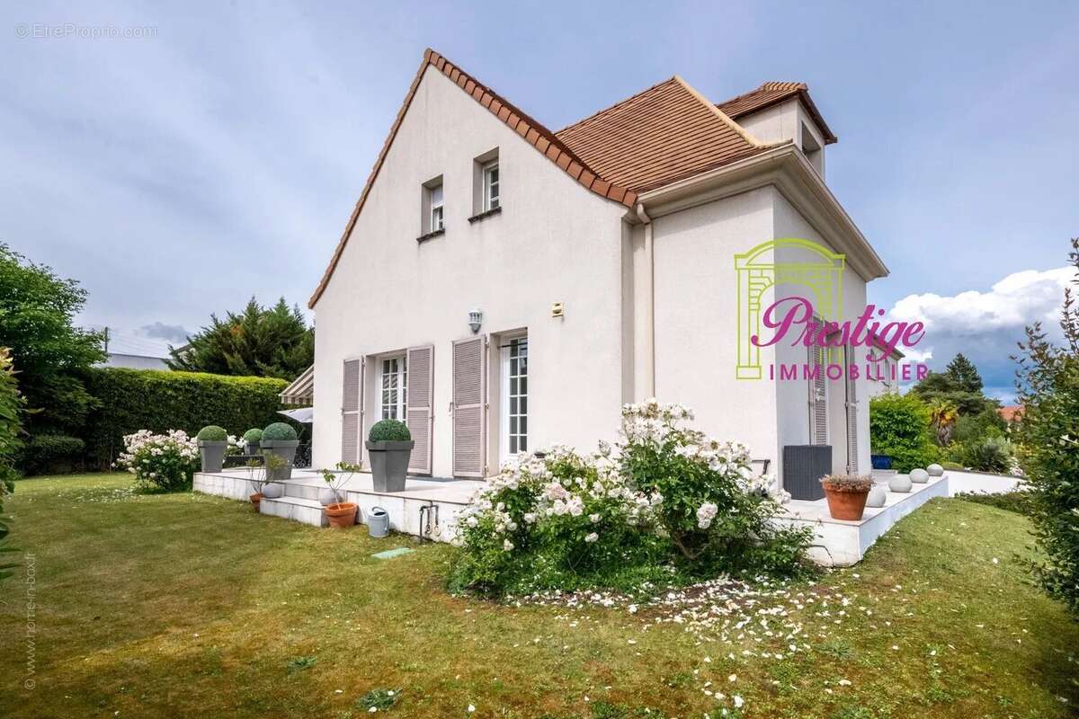 Maison à LE MESNIL-LE-ROI