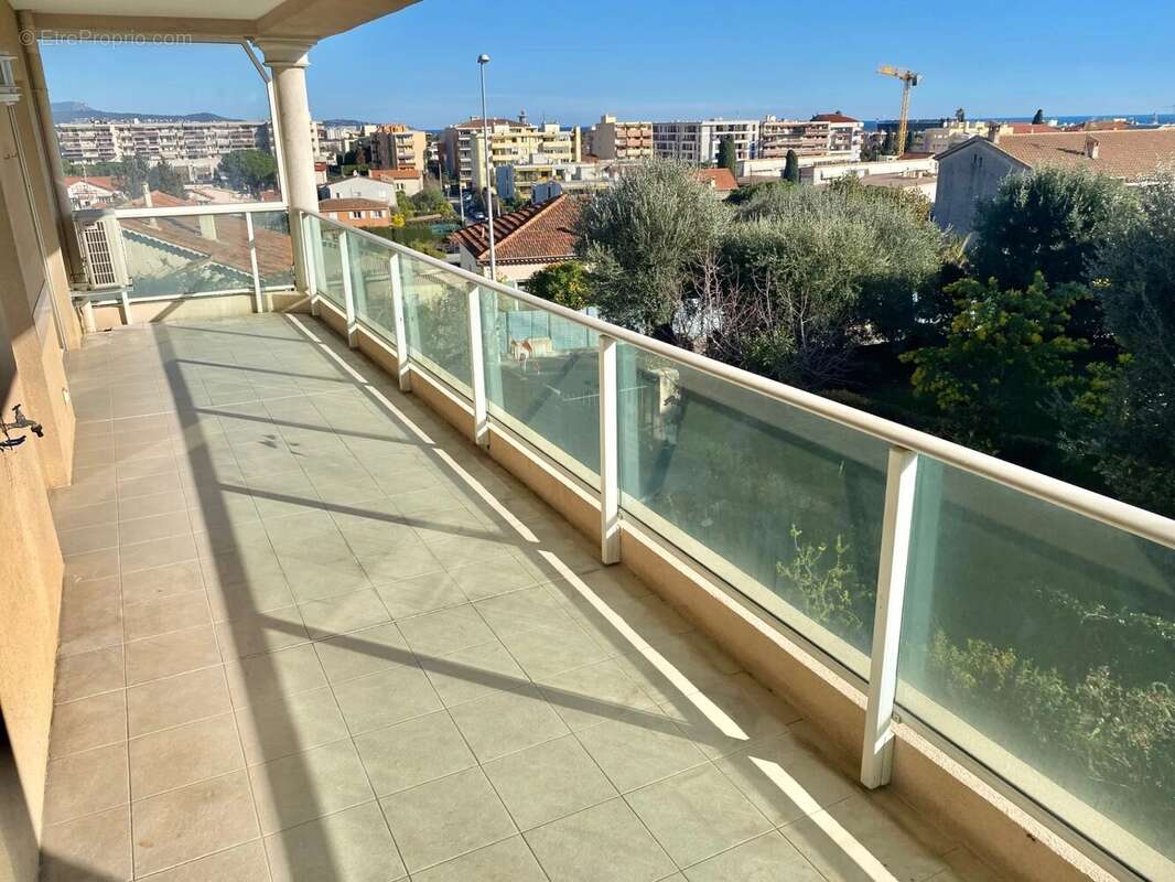 Appartement à SAINT-LAURENT-DU-VAR