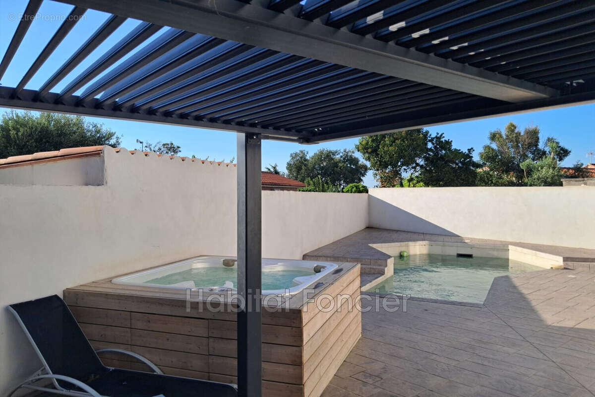 Maison à SAINT-LAURENT-DE-LA-SALANQUE