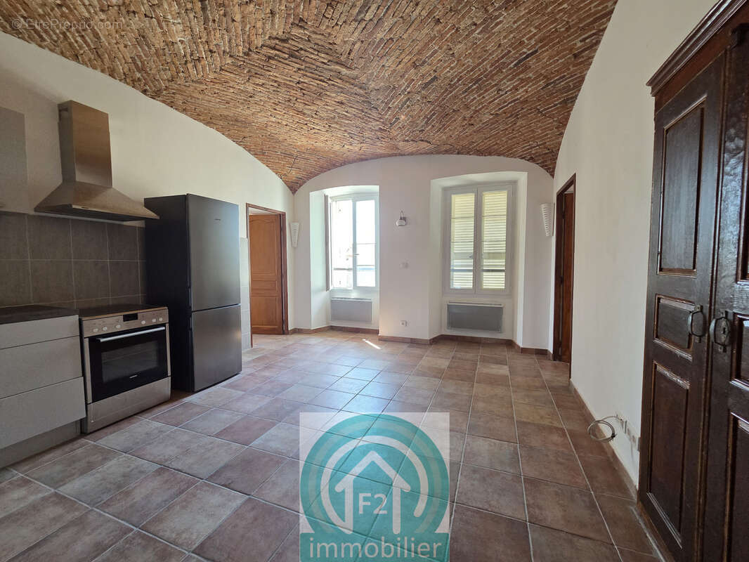 Appartement et cave dans un immeuble ancien au centre d'Aleria - photo 2