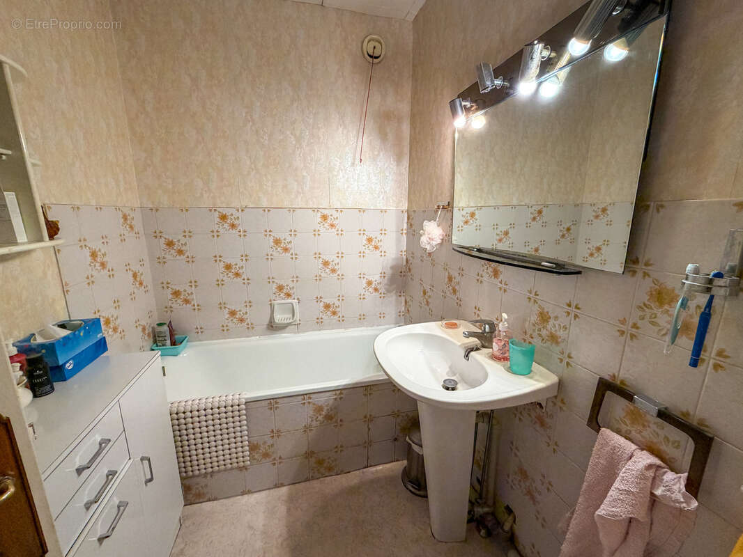 Appartement à SAINT-LAURENT-DU-VAR