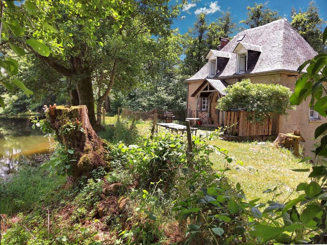 Maison à SAINT-SAUVES-D'AUVERGNE