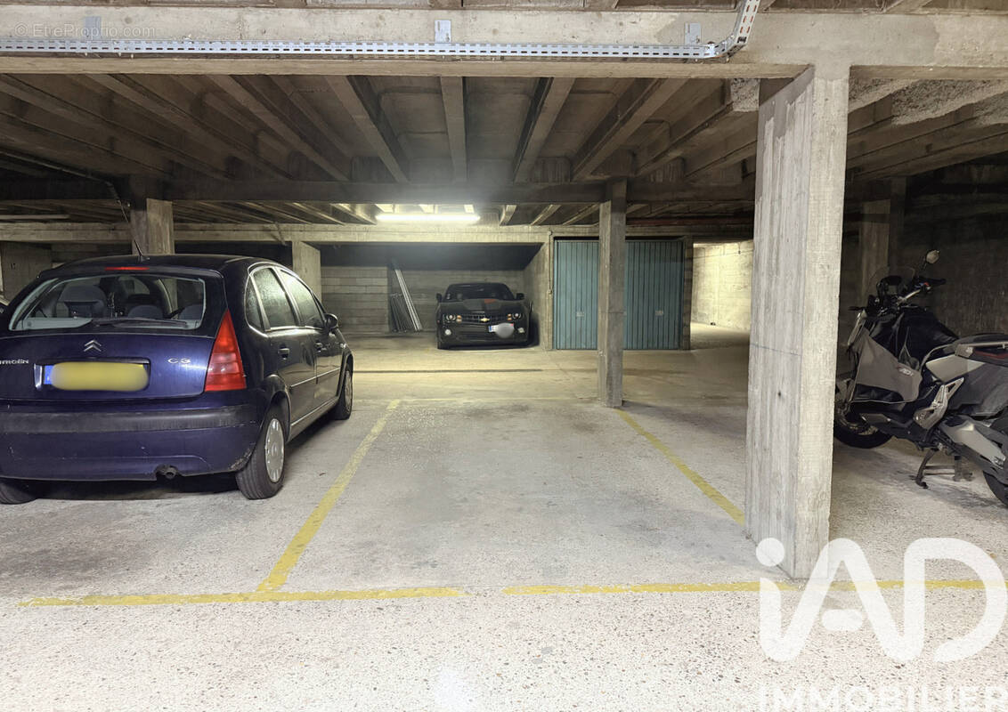 Photo 1 - Parking à PARIS-15E