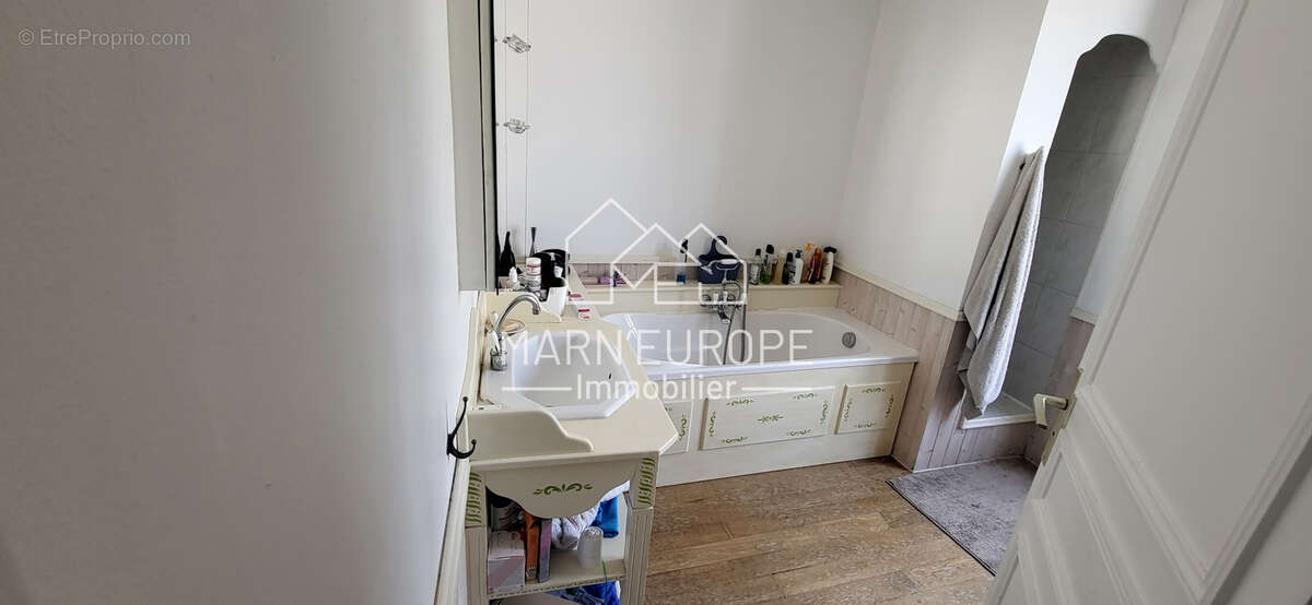 Maison familiale de caractère   208,20 m2 habitables avec jardin et dépendance - photo 12