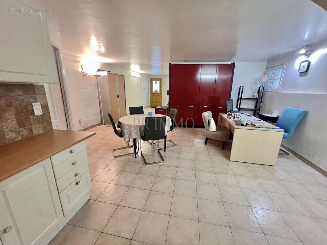 Fréjus Centre Ville Local professionnel avec garage à vendre - photo 5