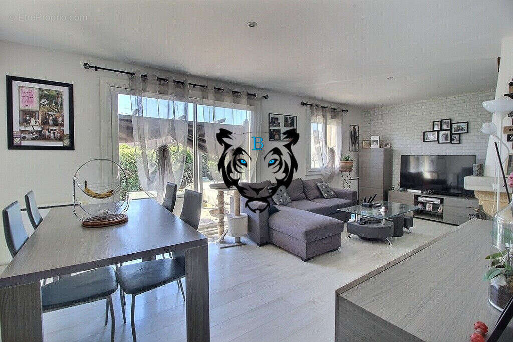 Maison à LE MUY