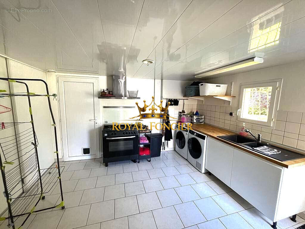 Buanderie/arrière cuisine - Maison à THURE