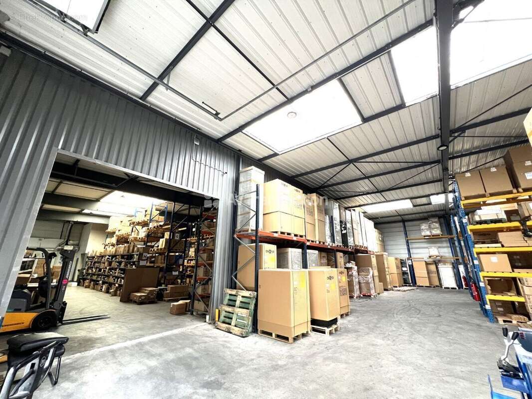 1090 m² à Evreux  - photo 2