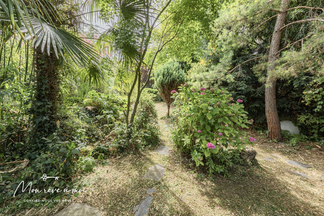 Maison de 168m2 lumineuse et au calme avec piscine, jardin et parkings - photo 18