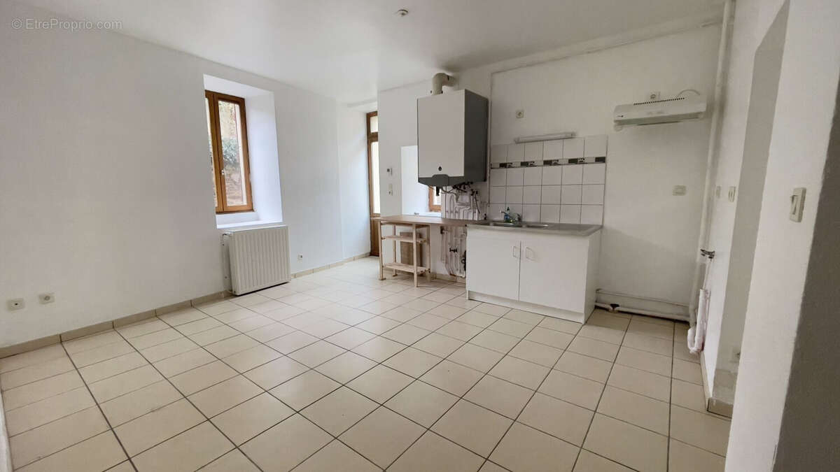 Appartement à BELLENAVES