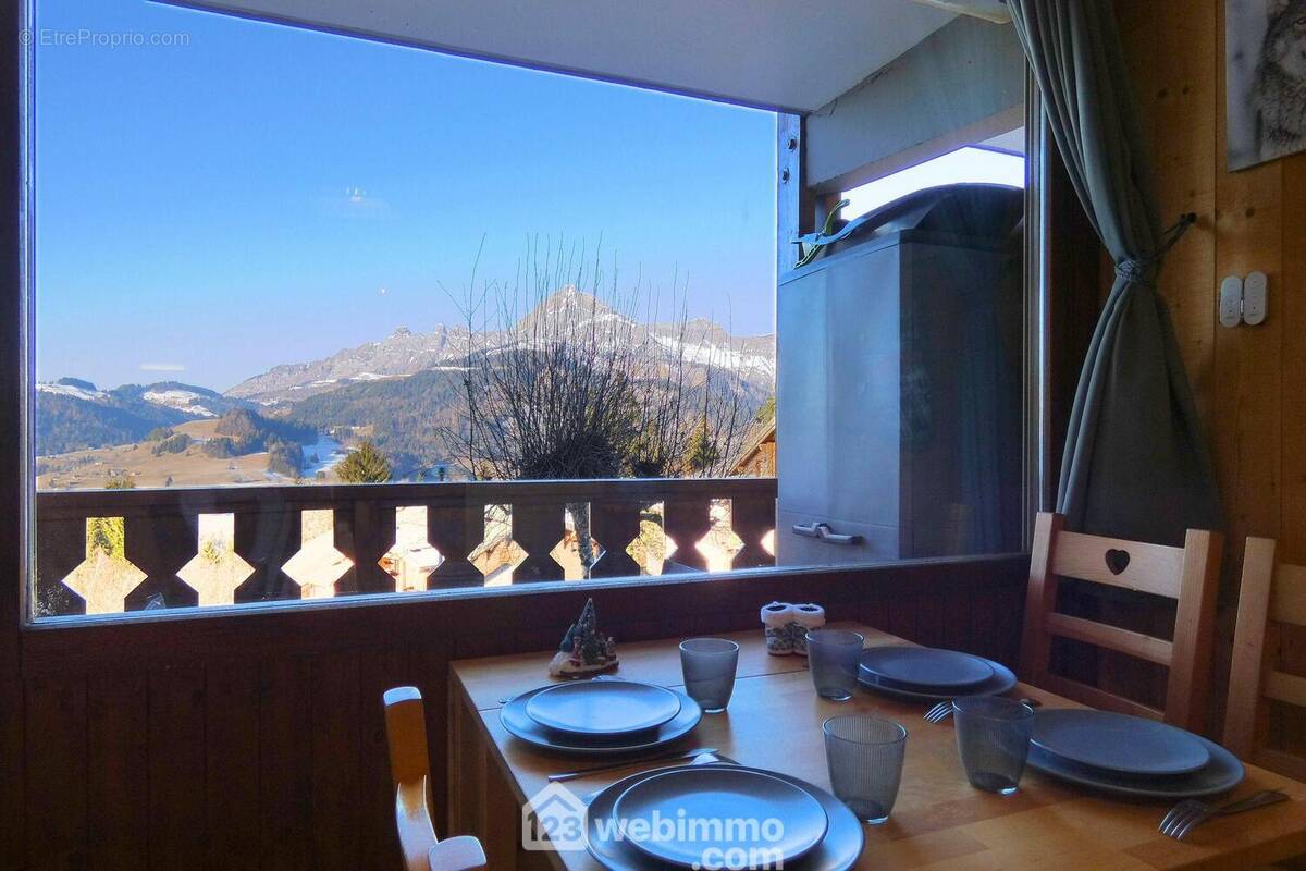 Une grande baie vitrée fixe permet d'admirer la vue montagne depuis le salon. - Appartement à CREST-VOLAND