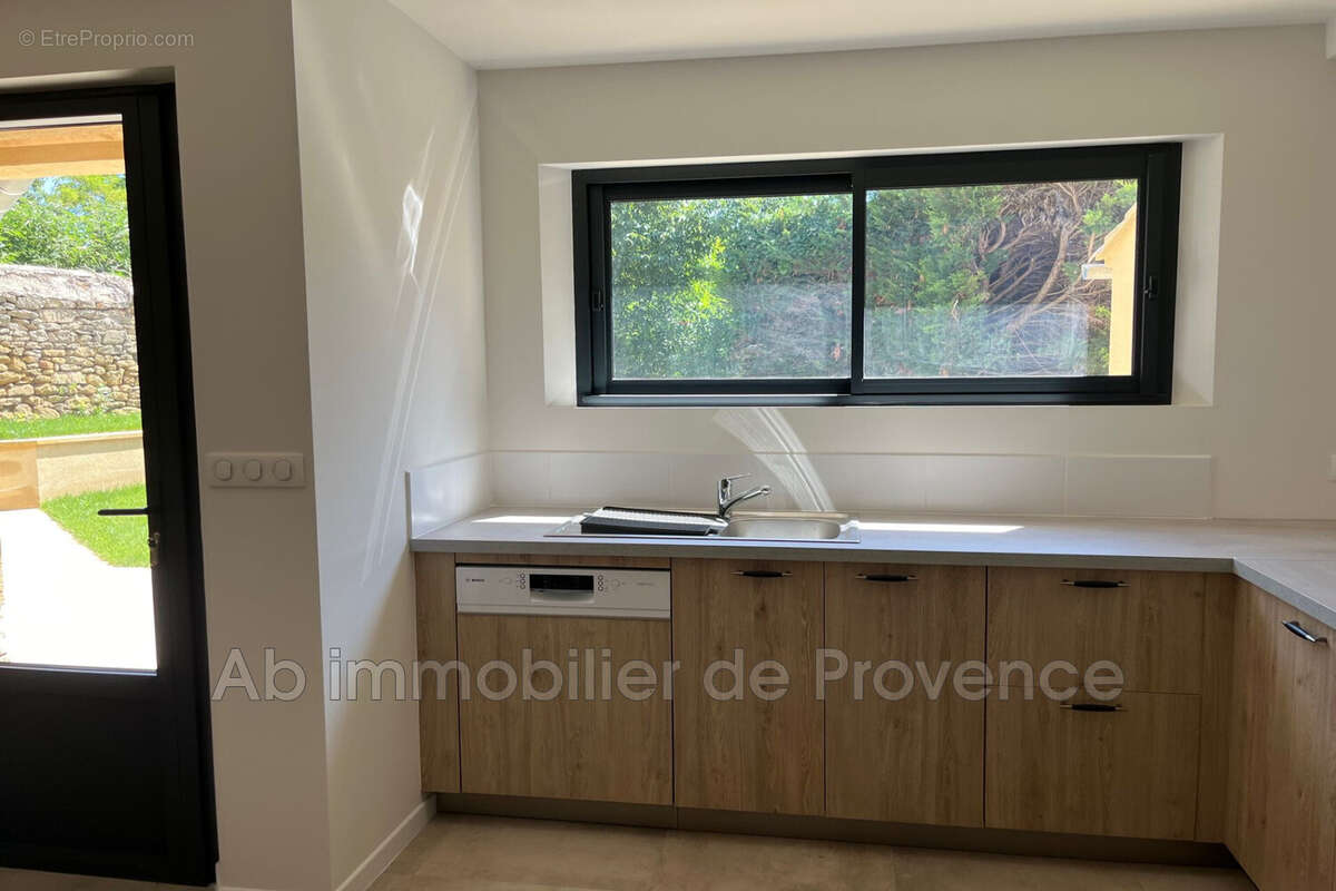 Maison 110 m² à Rognes  - photo 5