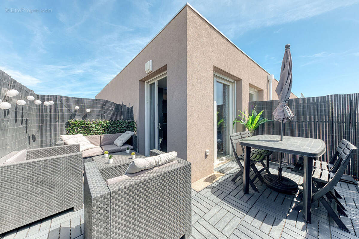 Dernier étage T4 récent avec 2 terrasses, garage et climatisation - photo 4