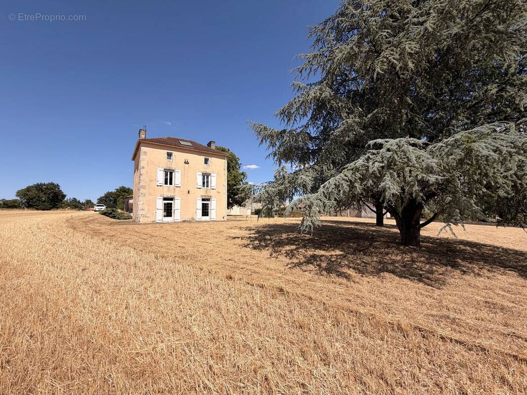 Maison à RUFFEC