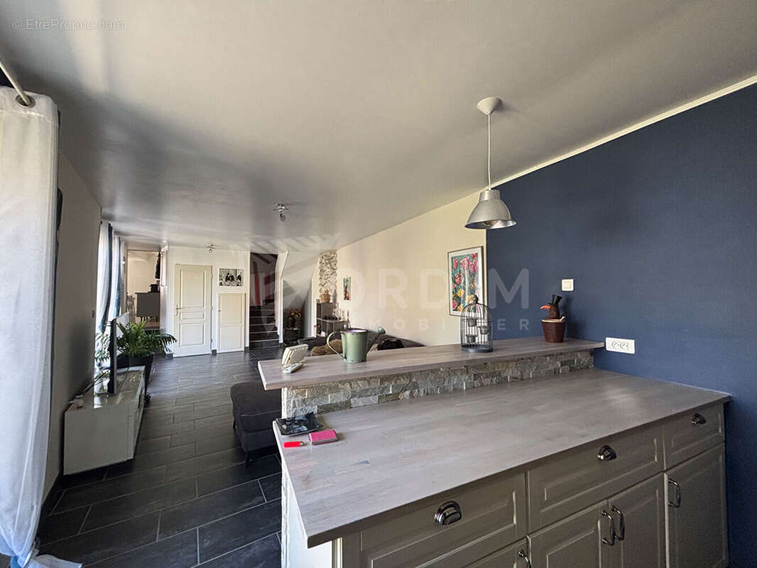 Maison à CRUZY-LE-CHATEL